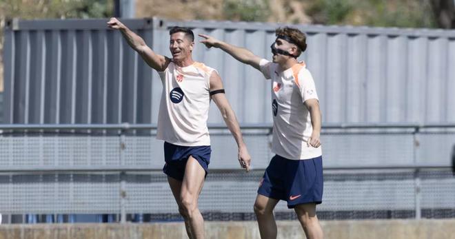 阿斯：莱万原计划4月公布未来，但提前锁定联赛冠军使其推迟