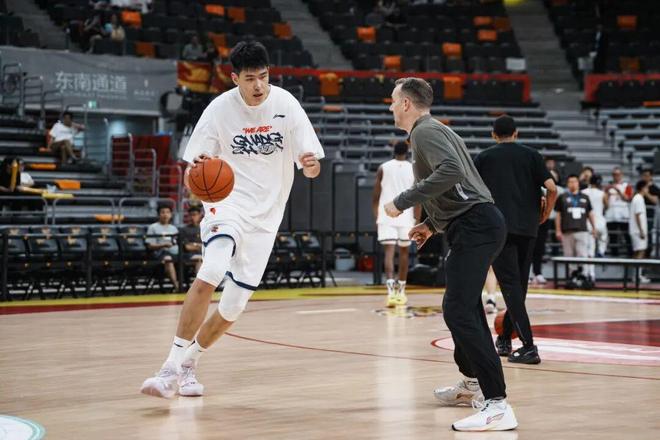 今天徐昕穿什么？