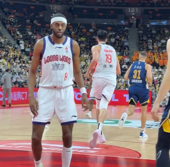 13+11+3帽隔扣三人！徐昕场下嬉戏扎心杜锋 多位媒体人赞复仇成功