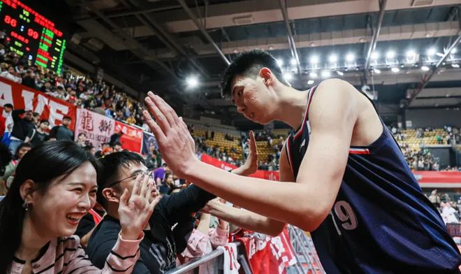 怒砍13+11+3+3！一人打爆广东3大内线，徐昕兑现球迷“三字承诺”