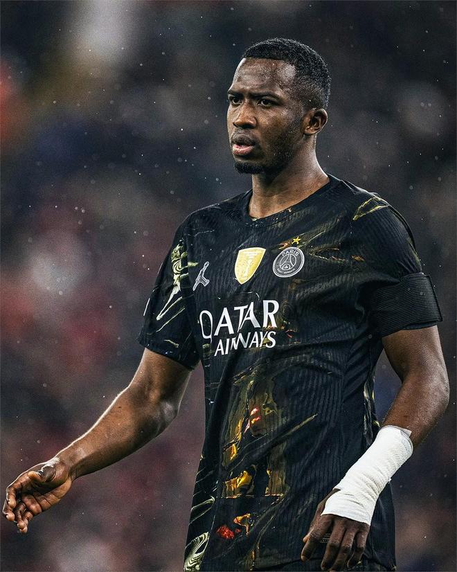 32场欧冠从未吃牌，威廉-帕乔创现役后卫纪录