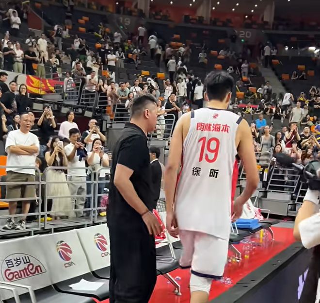 有趣！徐昕去找朱芳雨，米切尔急了：徐昕，徐昕，快回来