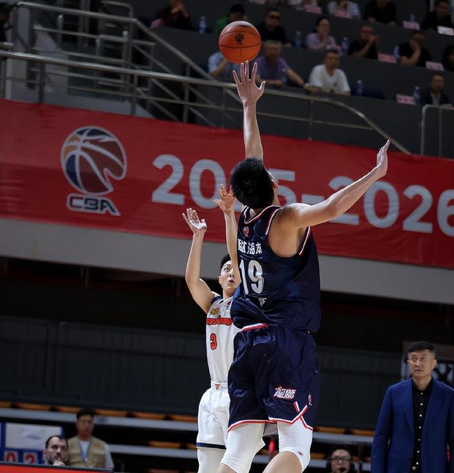 广东21分狂胜广州总分扳成1-1！胡明轩21+6+4徐昕4帽提前投降