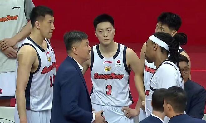 广东男篮大胜广州，胡明轩重返巅峰；山东大胜辽宁，两大变化明显