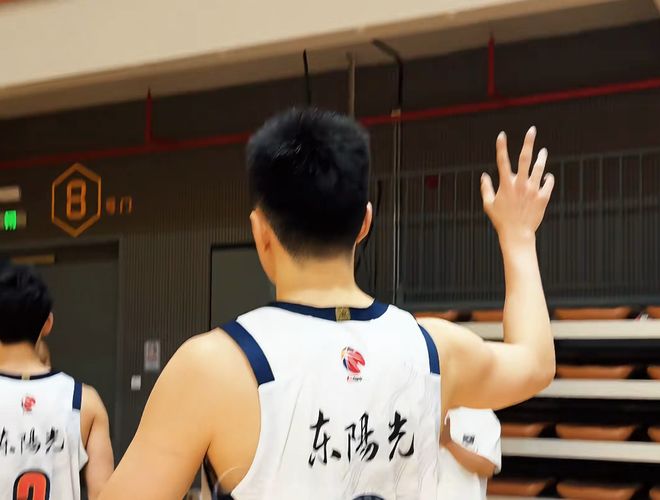 广东G2赛后动态！胡明轩被喊MVP，多人绑冰袋，杜锋讲话打好下场