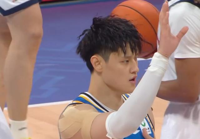 曾凡博爆发轰23分！北京男篮力克广东：1/4决赛1-0