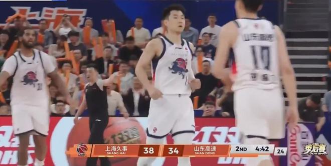拼到最后一刻！山东男篮客场惜败上海，判罚多次引起争议