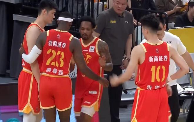 山西2分险胜广厦，于米提补篮绝杀，胡金秋10+9张宁10分 布朗35+5