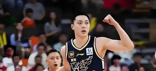情怀拉满却硬碰硬，曾凡博发力破局，京粤首战北京先声夺人
