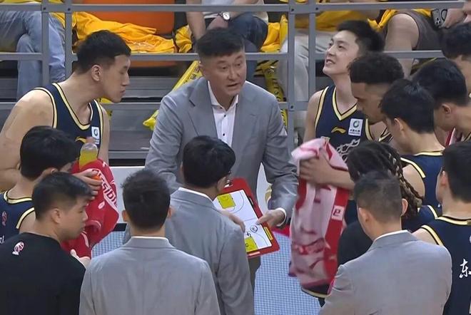 广东男篮加时3分险胜北京，张皓嘉读秒绝杀 胡明轩23+6奎因39+9+8