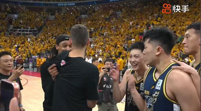 1650万球员仅得5分，还笑着祝贺张皓嘉，京蜜:买你不如买更好外援