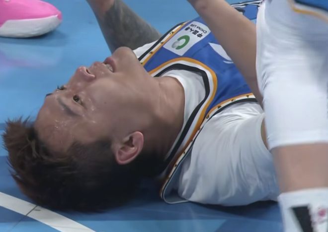 突发！赵睿被胡明轩撞到膝盖倒地痛苦捶打地板 被搀扶下场检查