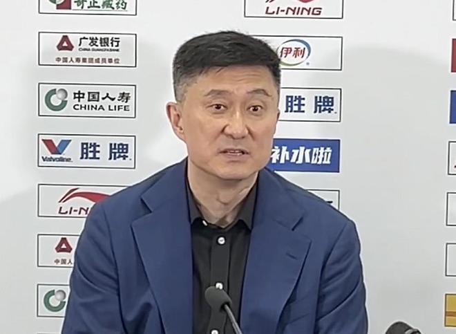 杜锋：本赛季一路磕磕绊绊很不容易，感谢球员们对教练组的支持