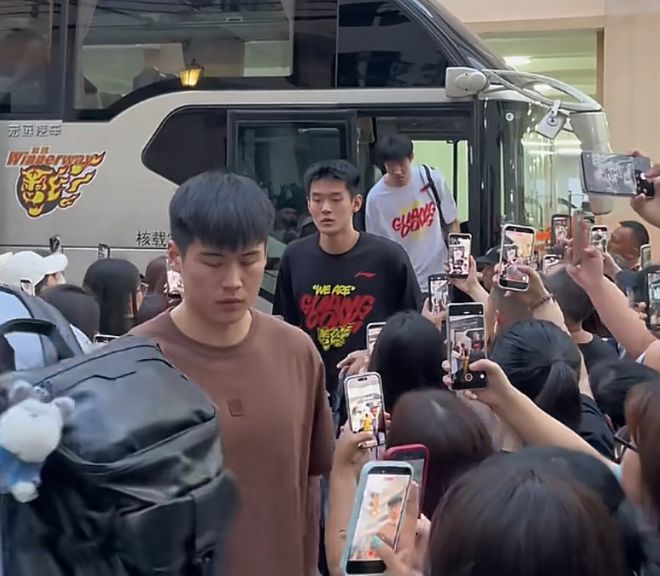 广东回基地众人迎接！各将情绪不佳，杜锋拥抱奎因，陆续有人离开