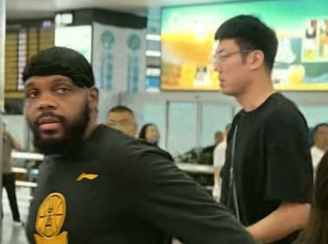 山西男篮回太原！球迷接机，众人送签名与合影，已解散进休赛期