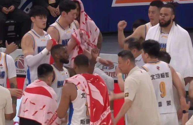 北京男篮不敌上海，三问题明显，三球员表现拉垮，许利民评分3.0