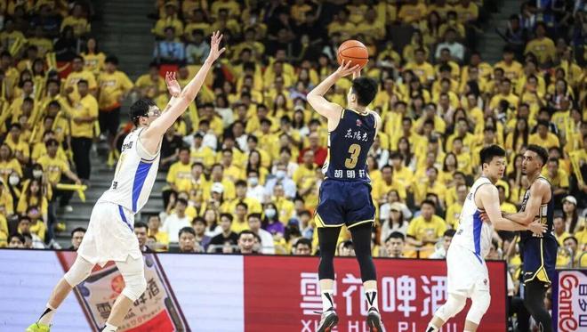 广东男篮今日动态！胡明轩徐杰崔永熙焦泊乔入选国家队，多名球员进行续约，杜锋确认留在广东