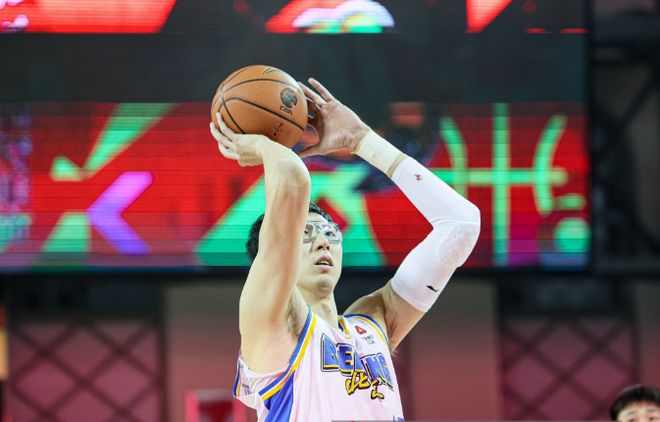 罚球0-13引争议！北京半场42-42战平上海 曾凡博4中4轰10分