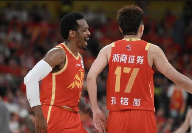 媒体人：广厦攻防两端都太稳了，深圳人员短缺却足够顽强