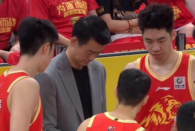 广厦92-88深圳，拿半决赛赛点！孙铭徽险再伤，深圳一大劣势明显