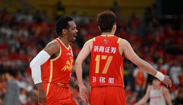 布朗年薪200万美元！广厦为了季后赛，主动提出让其养伤