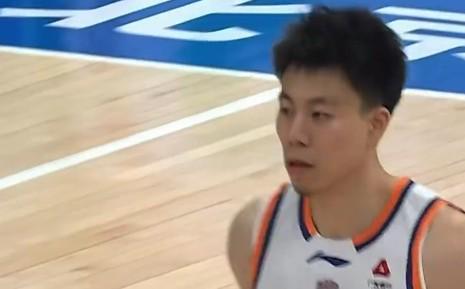 锋线对决完败，曾凡博5中1仅得到5分，张镇麟砍14分6板2断