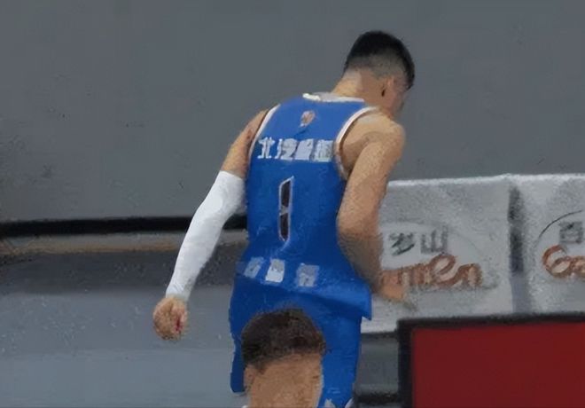 北京替补反差巨大！陈盈骏怒拍广告牌，周琦沮丧，赵睿一笑引众怒