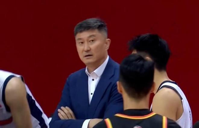 广东队教练组调整，仅杜锋1人留队；龙狮队想要买断徐昕被拒绝