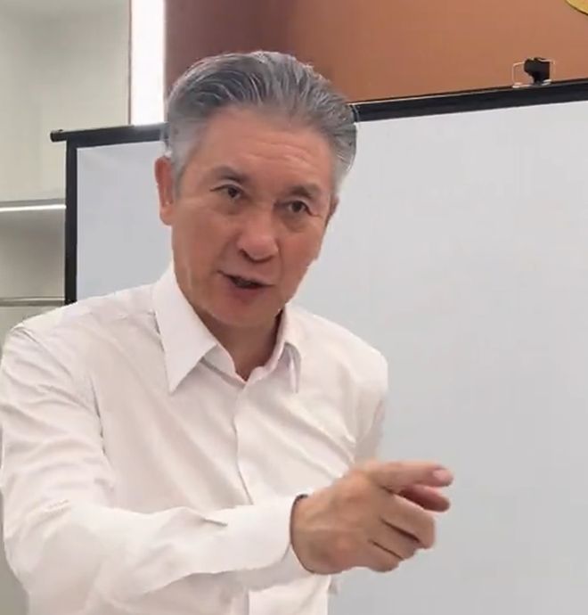 深圳夺G3更衣室！郑永刚力挺关键球，赞巴吉表现，眼神极其坚定！