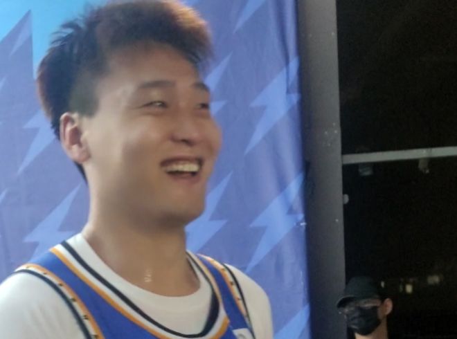 大争议！北京男篮出局后球迷大喊“赵睿滚蛋” 本尊再次微笑回应