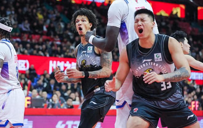 杜锋爱徒续约稳了！30岁还能打，场均6分4.6篮板，3年主力没白当