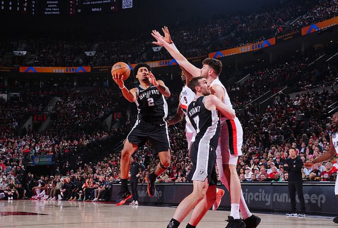 2-1！马刺逆转大胜开拓者，后场双枪合砍60分，文班亚马缺阵