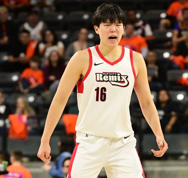 逆转卫冕冠军失败！杨瀚森20+7对轰勇士旧将 混音未能一黑到底