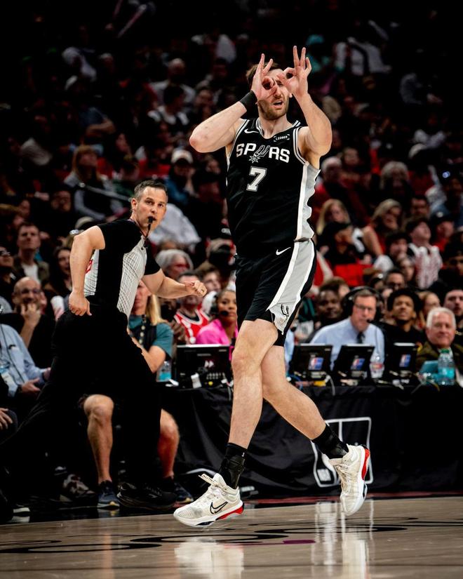 120-108！文班亚马缺阵，卡斯尔哈珀发力，马刺逆转夺回主场优势