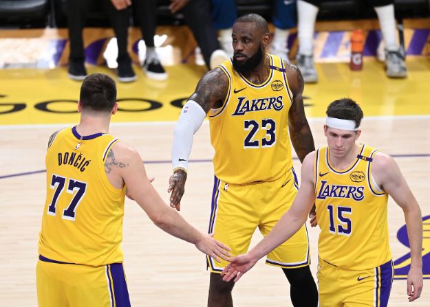 残阵湖人挑战鱼腩！东契奇里夫斯全缺席，单核詹姆斯全力出击