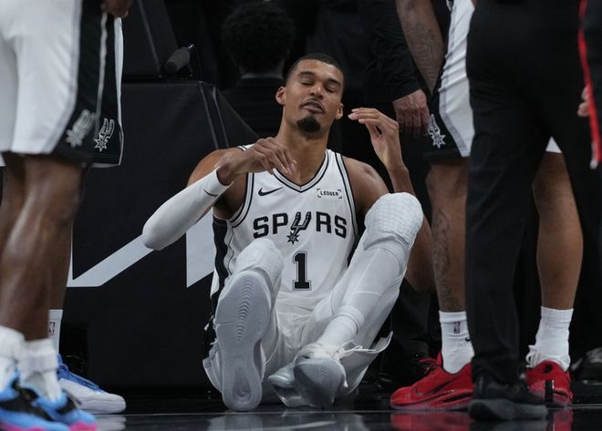 处在脑震荡保护协议期！文班随队出征波特兰备战 能否出战存疑