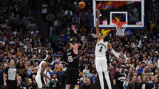 有趣，马刺队文班亚马在输给掘金的比赛中感到快乐