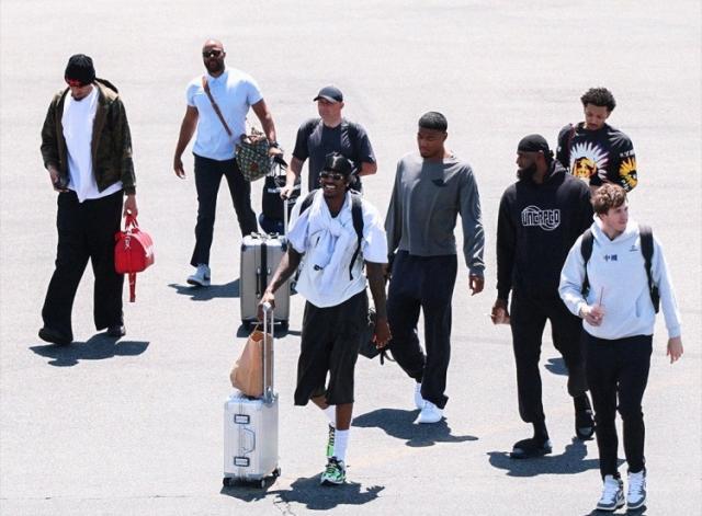 湖人利好！里夫斯状态升级为出战成疑，或提前复出