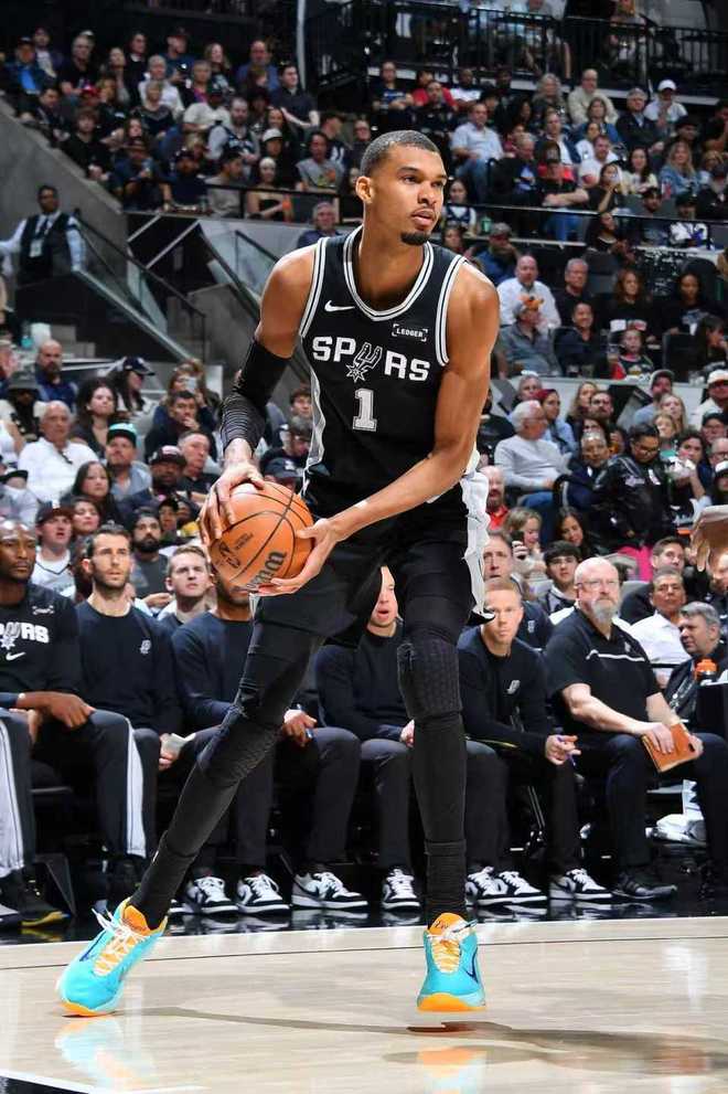 突发！马刺官宣文班亚马左肋骨挫伤退赛 两度受伤回更衣室