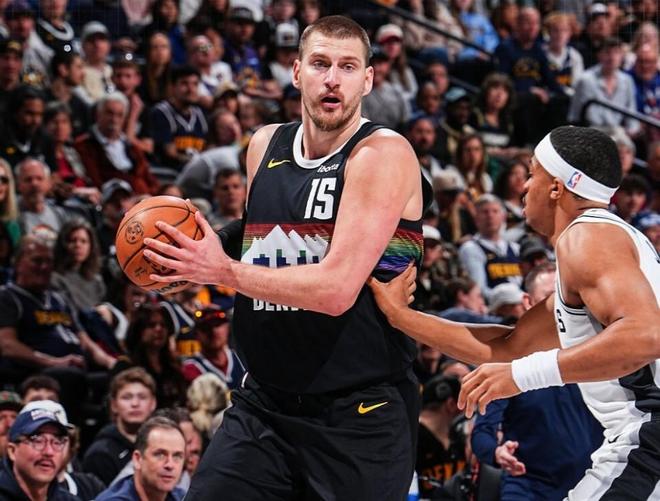 西部半决赛预演！掘金加时终结马刺11连胜，约基奇文班对飚