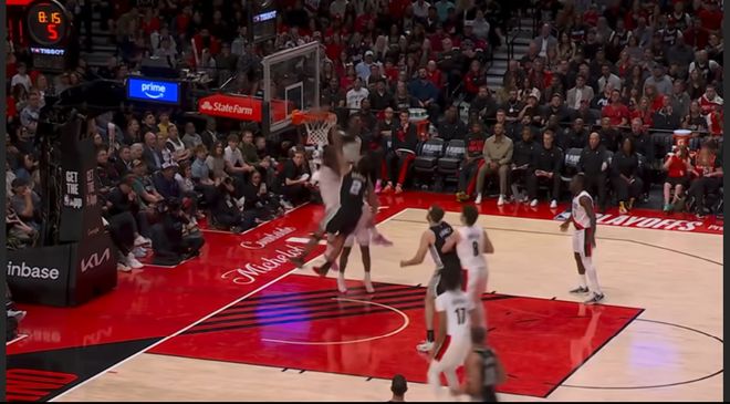 惊天隔扣，带队逆转开拓者！马刺新秀迪伦哈珀的成熟与担当