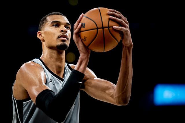 文班亚马今天有多恐怖？把83分先生防到怀疑人生，外星人实锤！