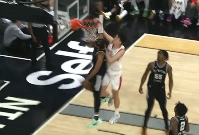 举火烧天！杨瀚森接球顺下单臂隔扣班克斯，目前9中9独揽20分