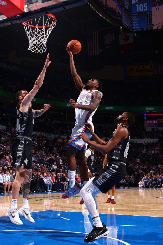 西部第一保卫战！雷霆硬刚马刺，新王座花落谁家？