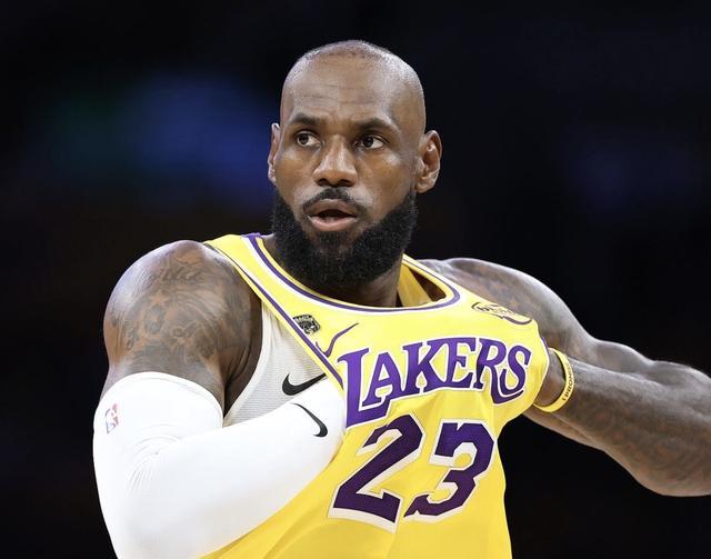 队记：所以迹象都表明詹姆斯会继续征战NBA