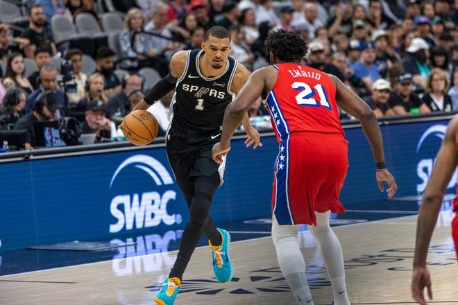 文班亚马17+5伤退，马刺横扫76人！恩比德34+12，卡斯尔3双创纪录