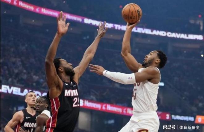 握草，骑士惨遭双杀！哈登10中4，施罗德5中1，米切尔空砍28+6