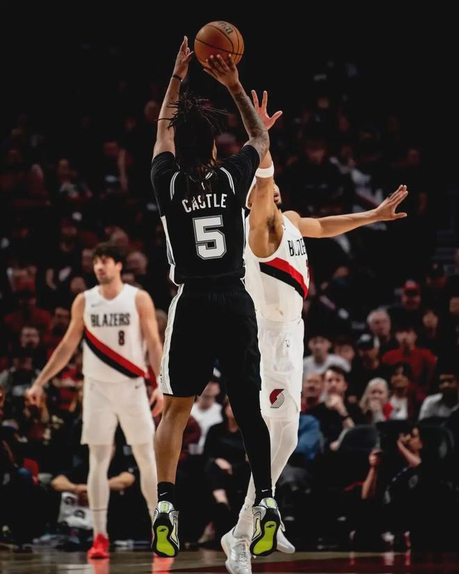 27+10+92.2%！效率逆天！最可怕的是，他连球队老三都算不上