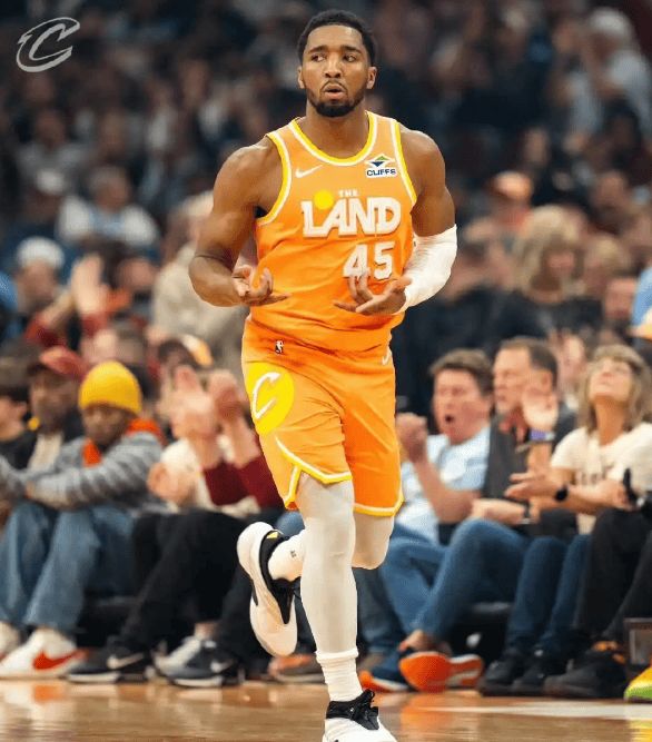 骑士136-131力克魔术！双核狂飙，哈登米切尔率队稳前四