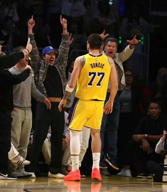 无缘16分大逆转，湖人9连胜遭终结！东契奇空砍32+7，詹姆斯准3双